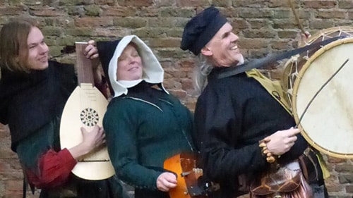Compagnie Gallimaufry speelt vrolijke muziek uit meerdere eeuwen in historische kleding.
